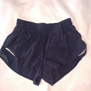 Lulu lemon hotty hot shorts// 2.5” inseam// black